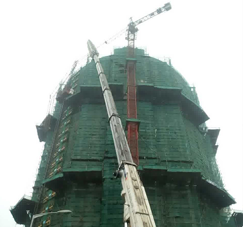 坊子吊车在工地上作业